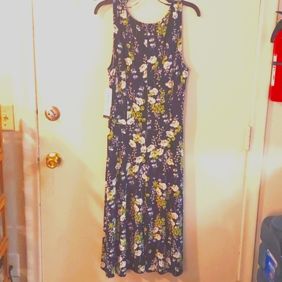 Perceptions New York brand. NWT Black floral print dress. Comes with belt🌷🌻 - Picture 8 of 9